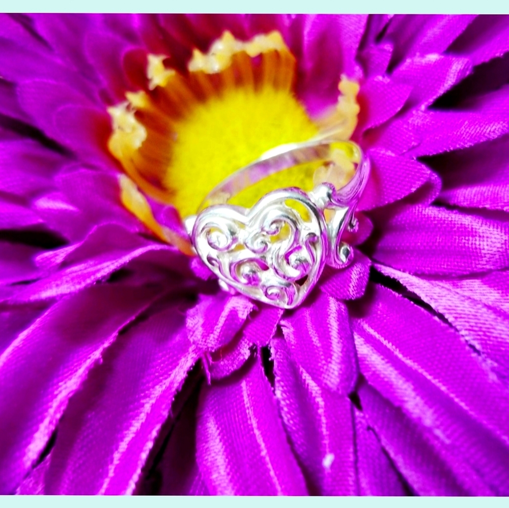 NWOT STERLING SILVER HEART SCROLL RING